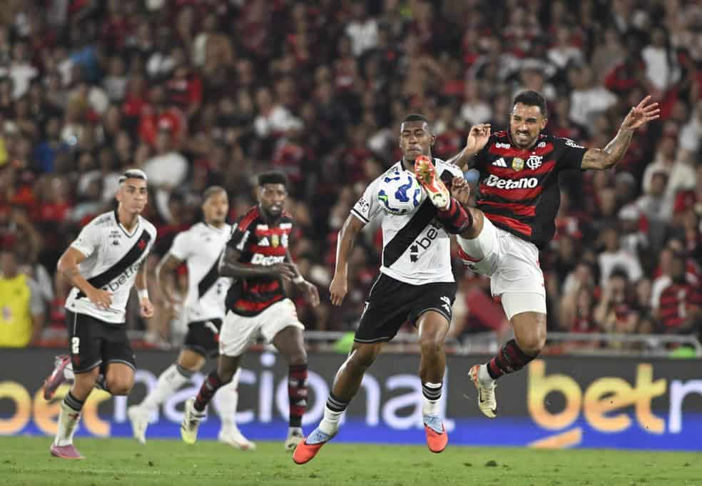 Jogadores do Vasco em ação durante partida de futebol.