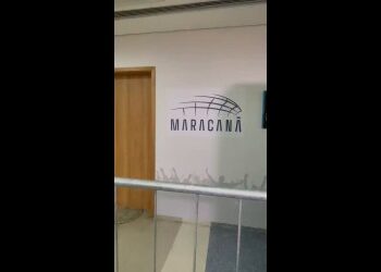 A imagem mostra uma parede com a logomarca "Maracanã".