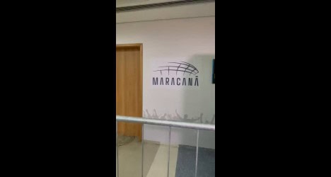 A imagem mostra uma parede com a logomarca "Maracanã".