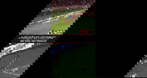 Celebrando gol do Vasco no estádio.