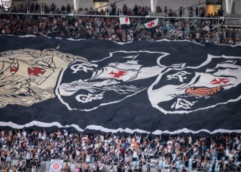 Vasco da Gama: torcedores com bandeira gigante no estádio.