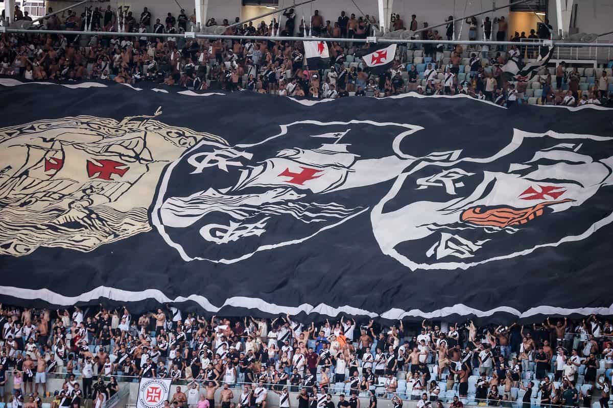 Vasco da Gama: torcedores com bandeira gigante no estádio.