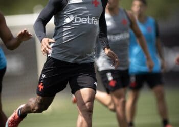 Vasco treinando em campo ao ar livre.