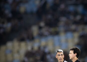 Fla Flamengo e Vasco discutem durante jogo de futebol.