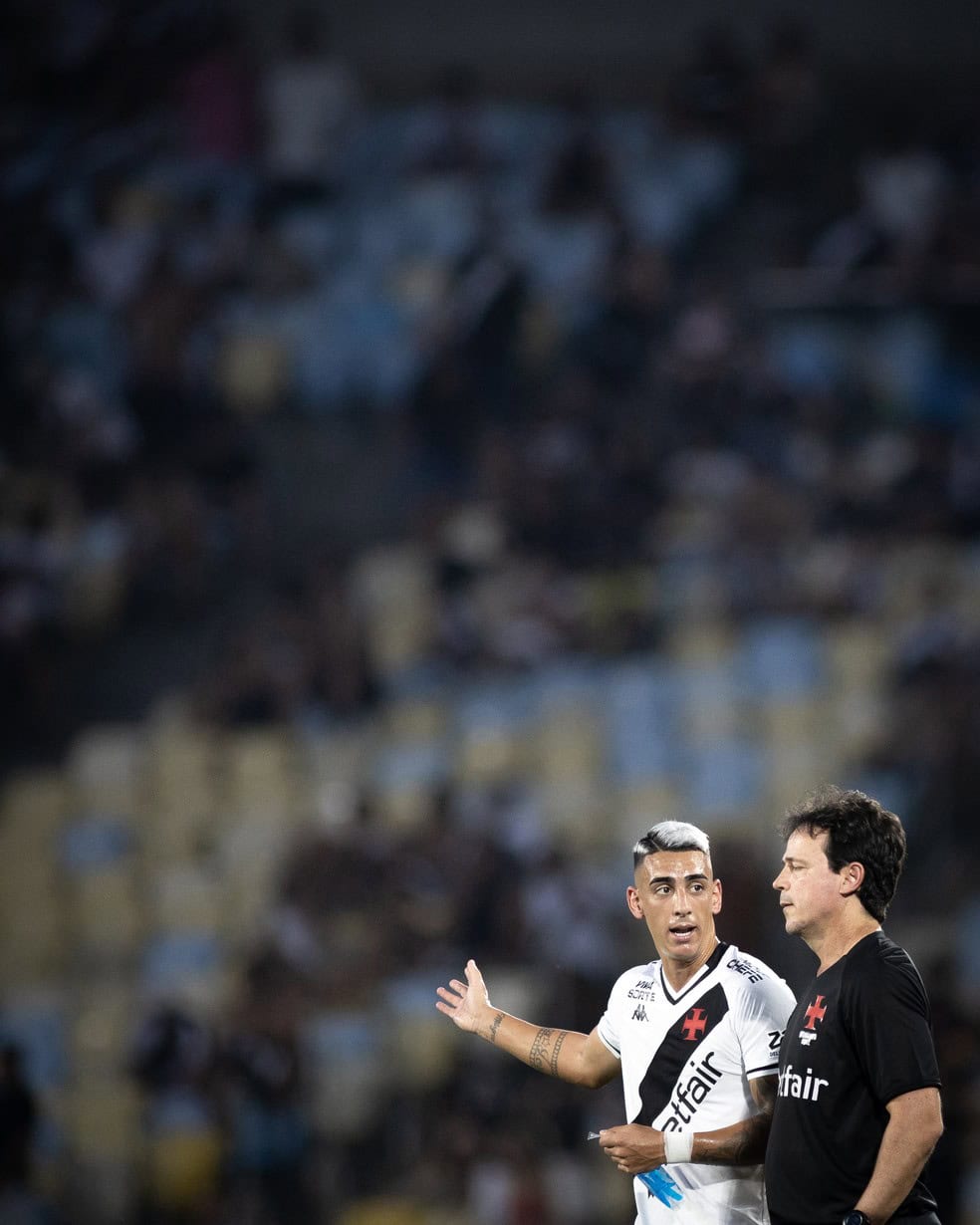 Fla Flamengo e Vasco discutem durante jogo de futebol.
