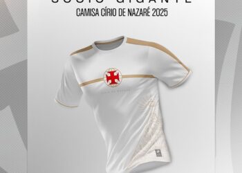 Camisa branca do Vasco com detalhes dourados e escudo vermelho e branco.