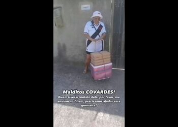 Vascaíno com mala no bairro, expressão de frustração.