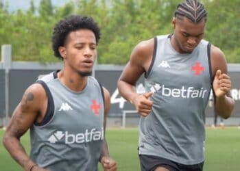 Jogadores do Vasco treinando no campo.