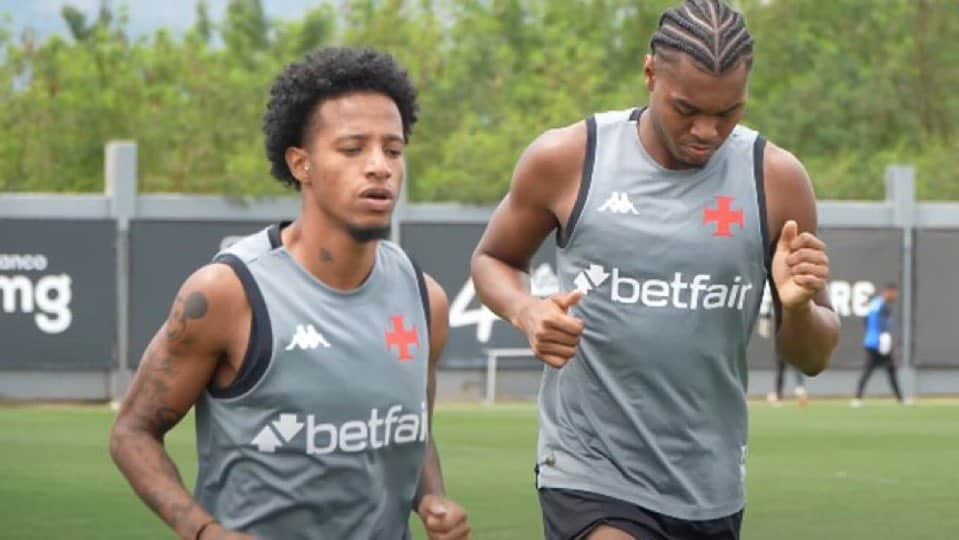 Jogadores do Vasco treinando no campo.