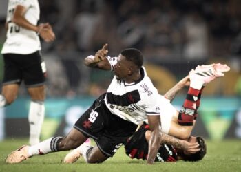 .jackson-corta-o-rubro-negro-e-cai-no-chao-em-partida-de-futebol.jpg.