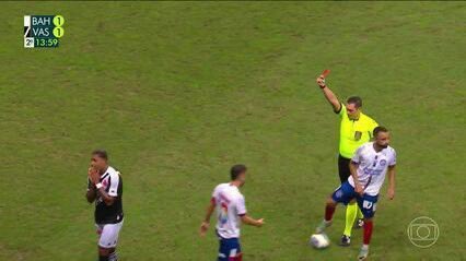 Jogador do Vasco sendo advertido pelo árbitro.