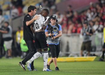 Vasco terá 9ª dupla de zaga diferente com Fernando Diniz; confira formações.