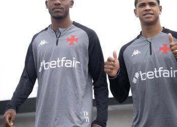 Vasco posta fotos dos jogadores antes do treino desta 3ª-feira.