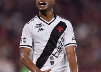 Rayan se destaca no Vasco desde a estreia de Fernando Diniz: números impressionantes.