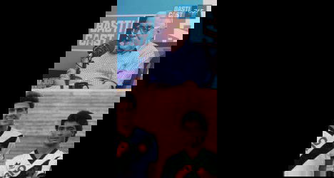 Homem falando em microfone com convidados ao fundo.