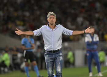 Treinador Vasco com braços abertos em campo.