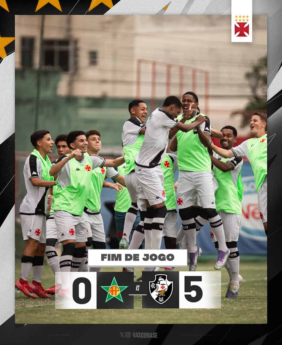 20250924-105101-1-1-1-1 Vasco da Gama comemorando vitória em campo.
