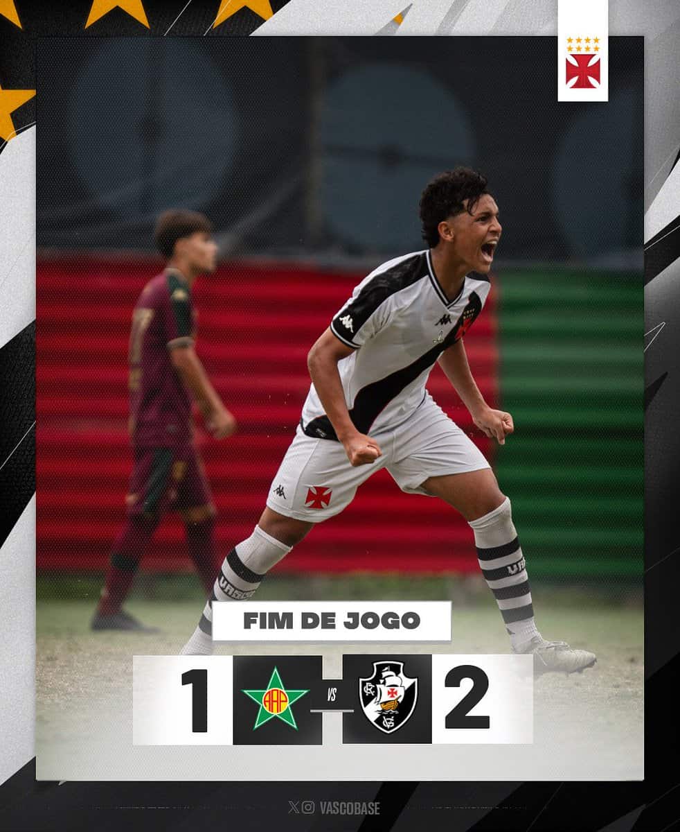 20250924-131449-1-1-1-1 Goleiro comemorando vitória do Vasco jogando futebol.