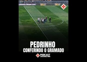 Meninos caminhando no campo de futebol.