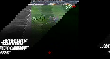 Meninos caminhando no campo de futebol.