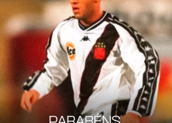 Jogador de futebol do Vasco com uniforme branco e preto.