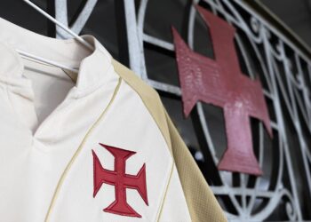 Vasca do clube Vasco da Gama com símbolo no uniforme.