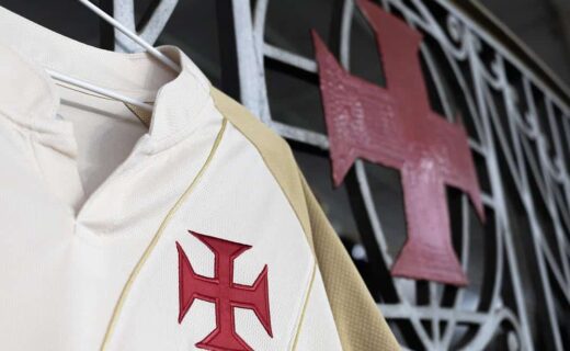 Vasca do clube Vasco da Gama com símbolo no uniforme.