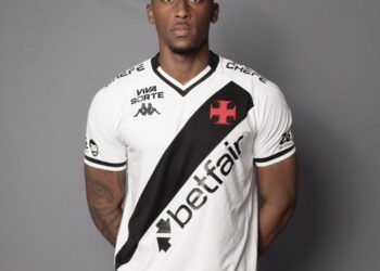 Jogador Vasco com uniforme branco e preto.