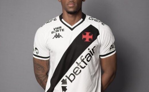 Jogador Vasco com uniforme branco e preto.