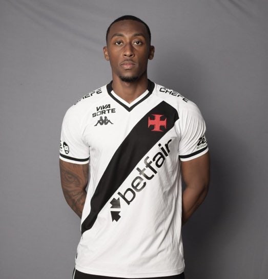 Jogador Vasco com uniforme branco e preto.