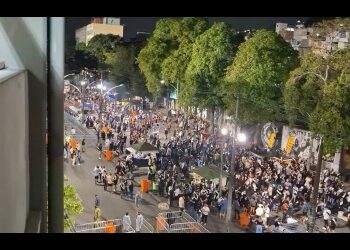 Milhares de torcedores do Vasco em festa ao ar livre.