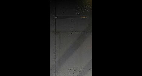 Vaso de plantas vazio, parede cinza ao fundo.