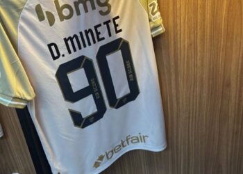 Camisa do Vasco com nome e número em destaque, pendurada no armário.