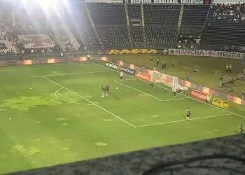Jogadores do Vasco no campo, partida em andamento.