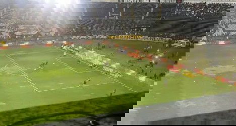 Jogadores do Vasco no campo, partida em andamento.