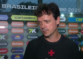 Jogador do Vasco em entrevista no campo.