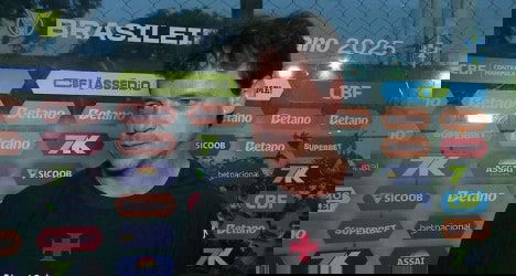 Jogador do Vasco em entrevista no campo.