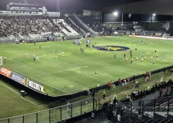 Dinâmica do estádio Vasco com treinamentos em andamento.