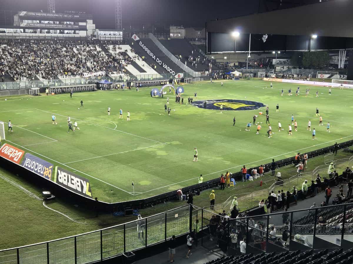 Dinâmica do estádio Vasco com treinamentos em andamento.