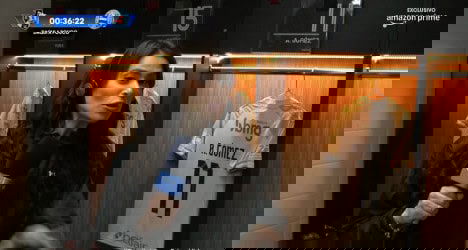 Reporter de olho na câmera com microfone.