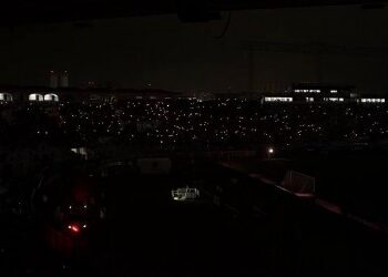 Luzes no estádio do Vasco à noite.