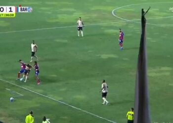 Jogadores de futebol em ação no campo.