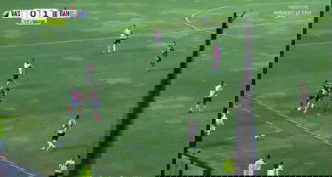 Jogadores de futebol em ação no campo.