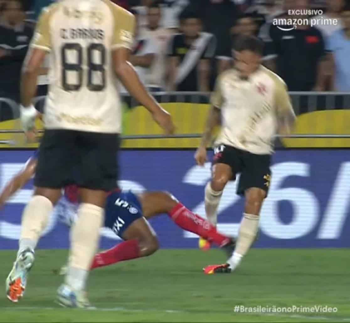 Jogadores do Vasco em ação no campo.