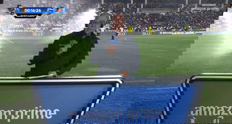 Apresentador com microfone no estádio.