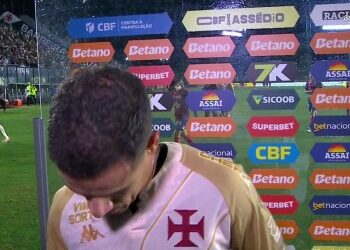Jogador do Vasco comemorando na comemoração.