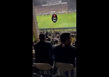 Visão do estádio do Vasco com torcedores.