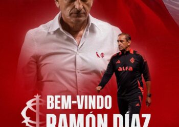 Novo técnico do Vasco, Ramón Díaz, com bandeira do Brasil ao fundo.