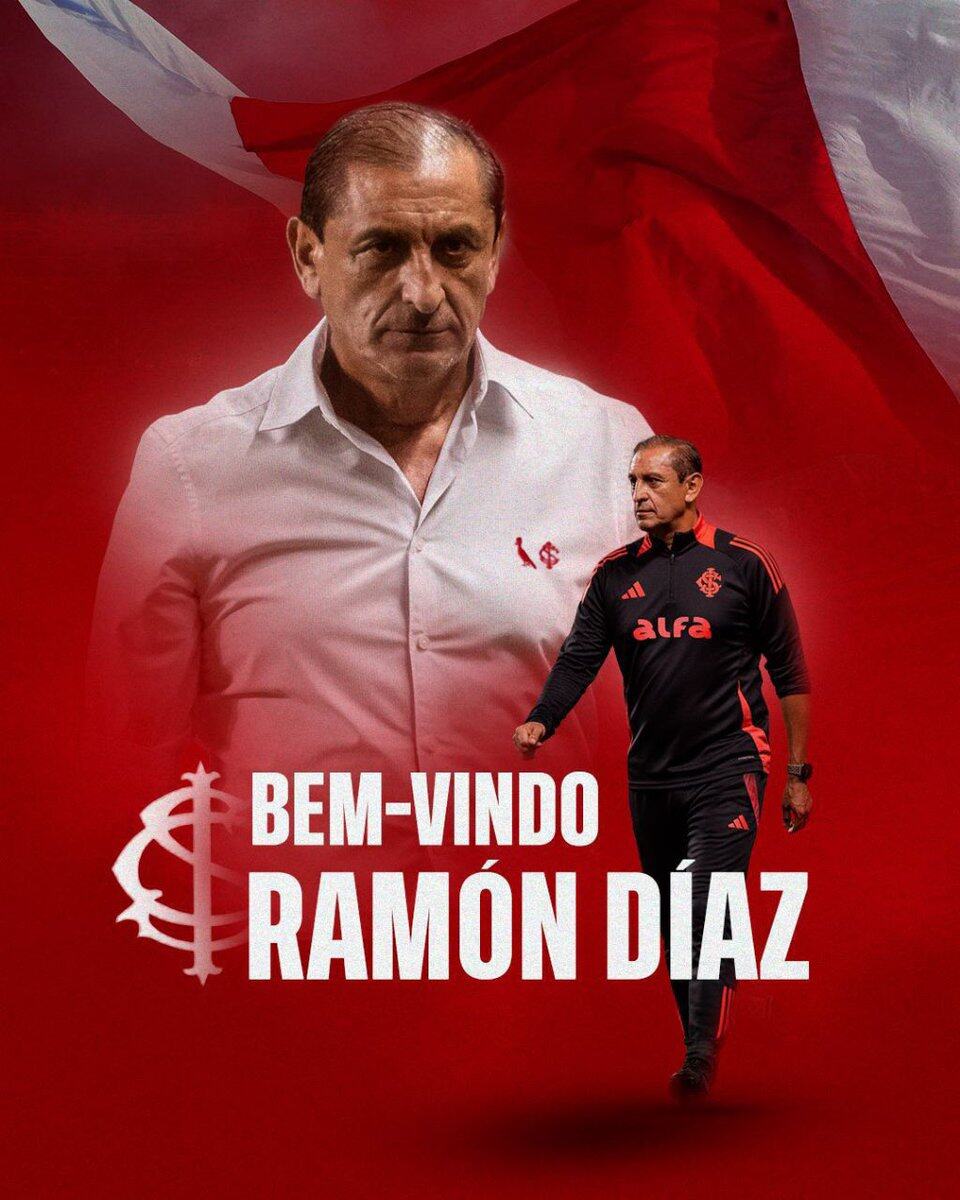 Novo técnico do Vasco, Ramón Díaz, com bandeira do Brasil ao fundo.