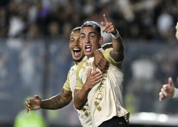 Jogador do Vasco comemorando gol em campo.